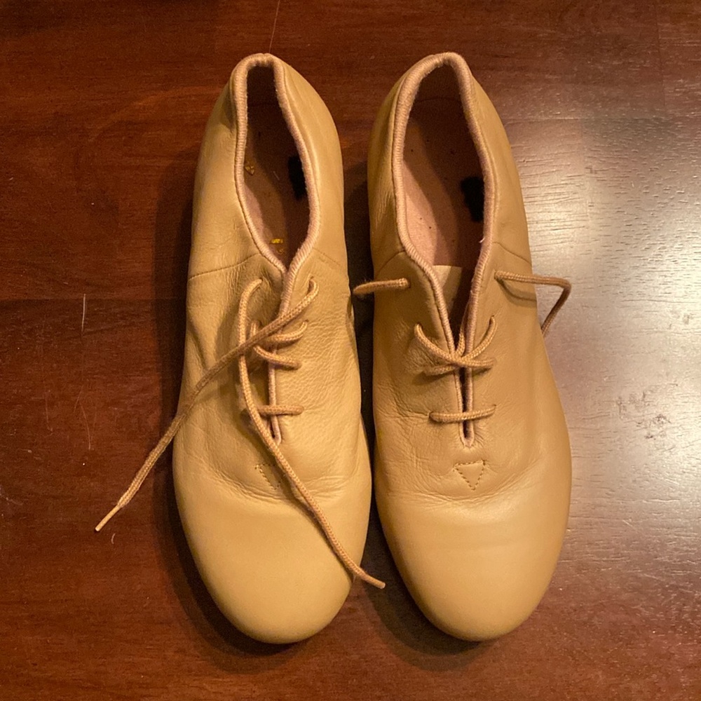 Women’s or girls 5 1/2 narrow Bloch tan Jazz Tap shoes.